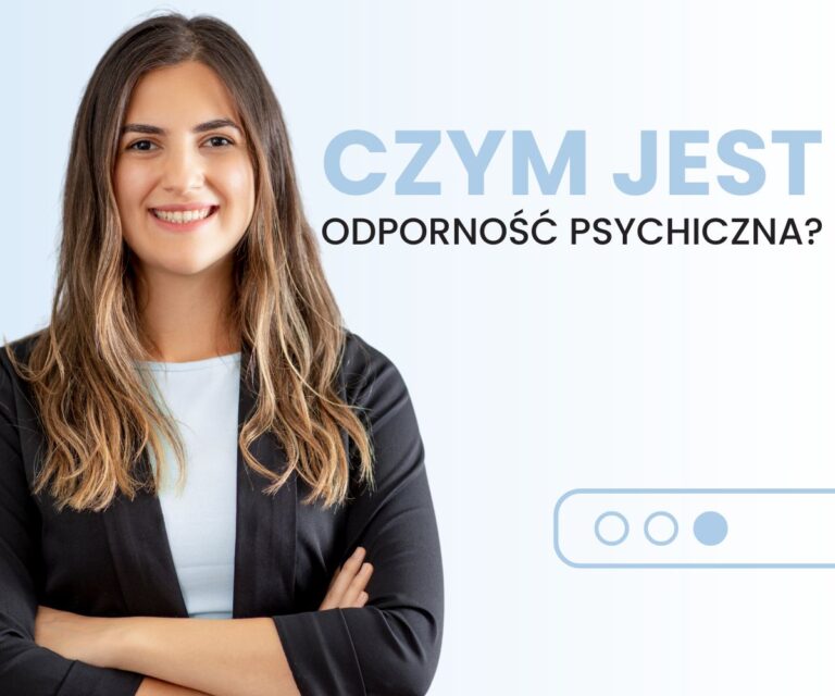 Uśmiechnięta kobieta stoi na tle napisu „Czym jest odporność psychiczna?” na jasnym tle.